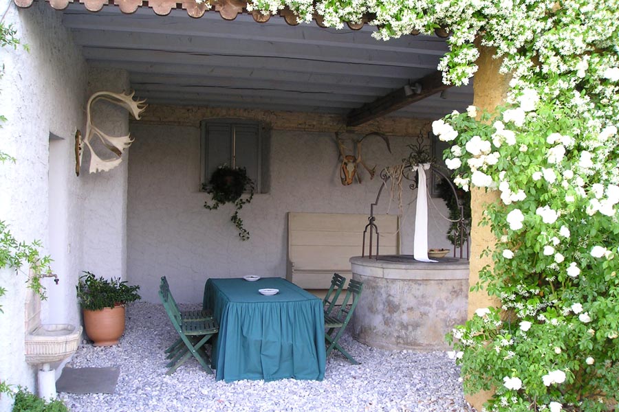 zona-colazione-esterna-quality-bed-and-breakfast-vivere-in-campagna-udine_3